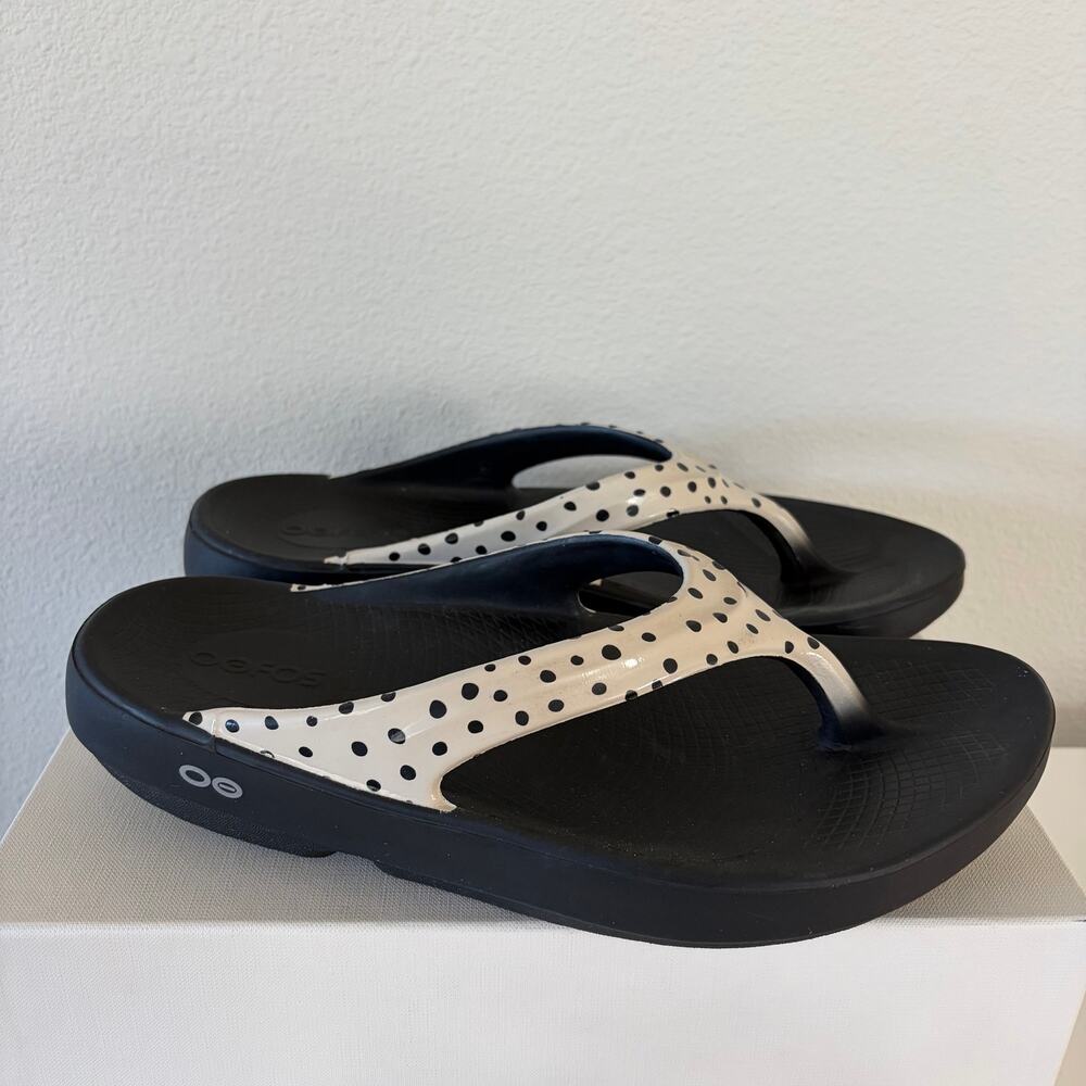 OOFOS Black OOlala Pebble Print Recovery Thong Sandals (W 9)